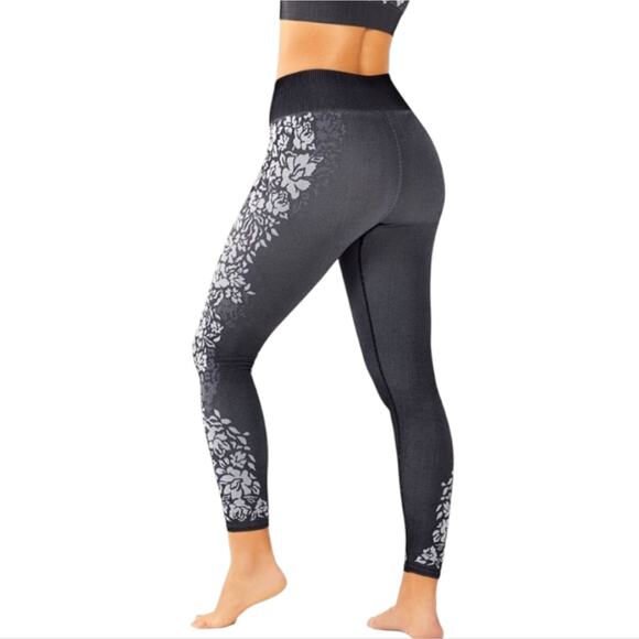 Fabletics Floral Patterned Black and Gray Women's Capri‎ Leggings Size Medium - Picture 2 of 10